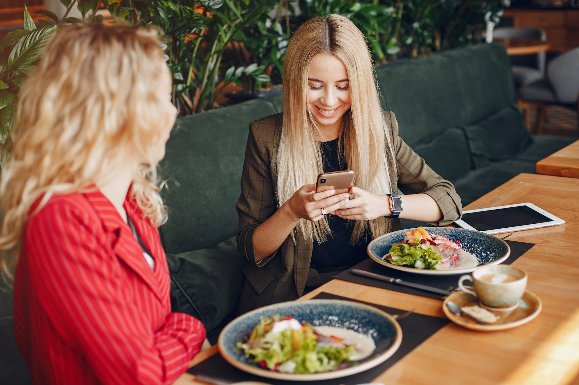 Zwischen Lunch, Handy und guten Gesprächen zeigt sich oft ganz nebenbei, was einem gerade wichtig ist. Das Tageshoroskop verrät, wo heute kleine Begegnungen und spontane Nachrichten etwas auslösen können.