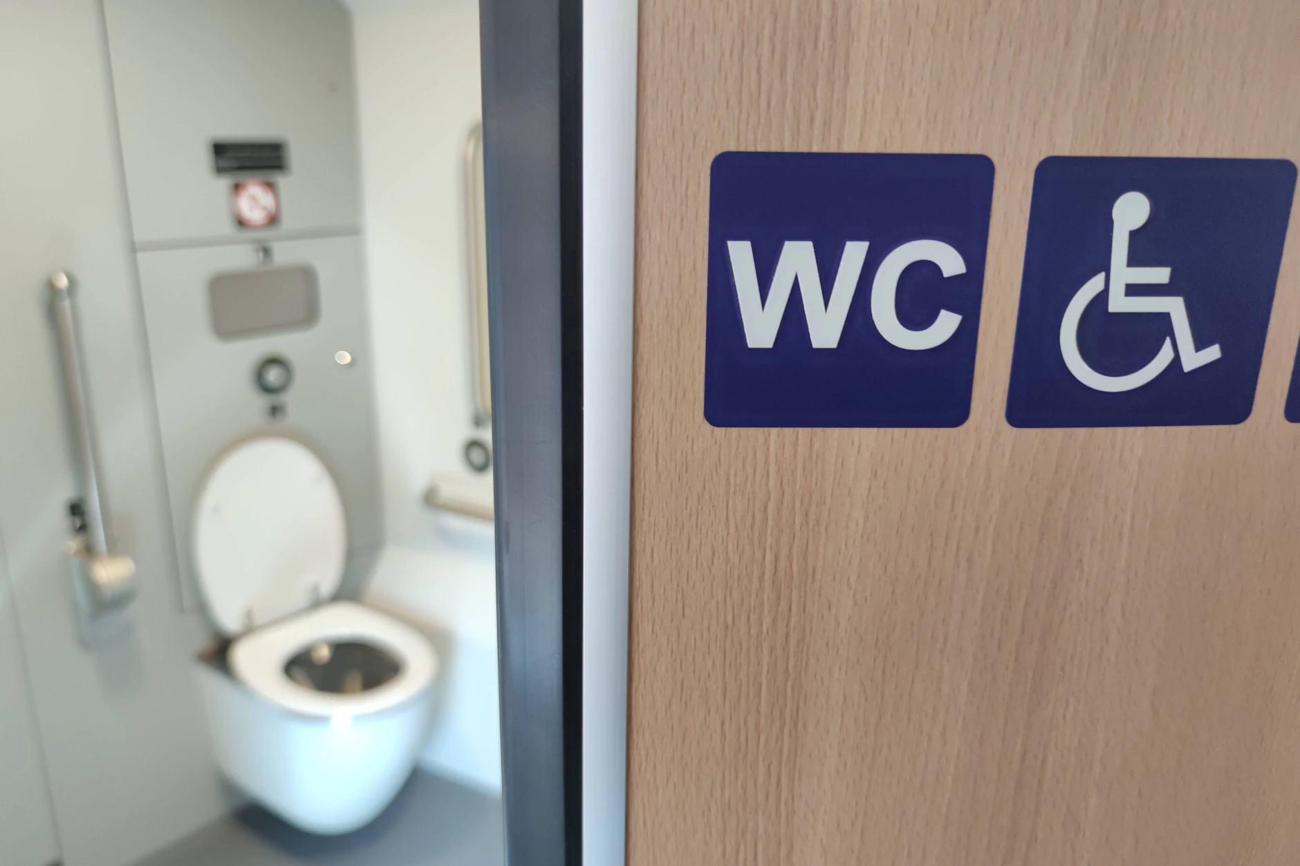 Die Toiletten in den Zügen der Deutschen Bahn sind so schon nicht die angenehmsten. Wenn dann noch das Klopapier fehlt, wird es richtig bescheiden.