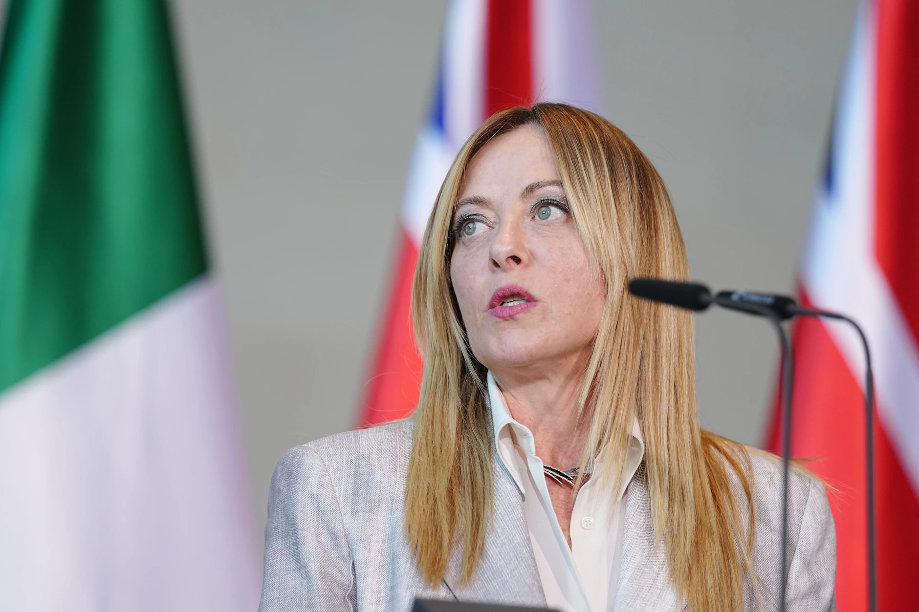 Italiens Ministerpräsidentin Giorgia Meloni droht Spanien an, das Schengen-Abkommen mit dem Land auszusetzen.