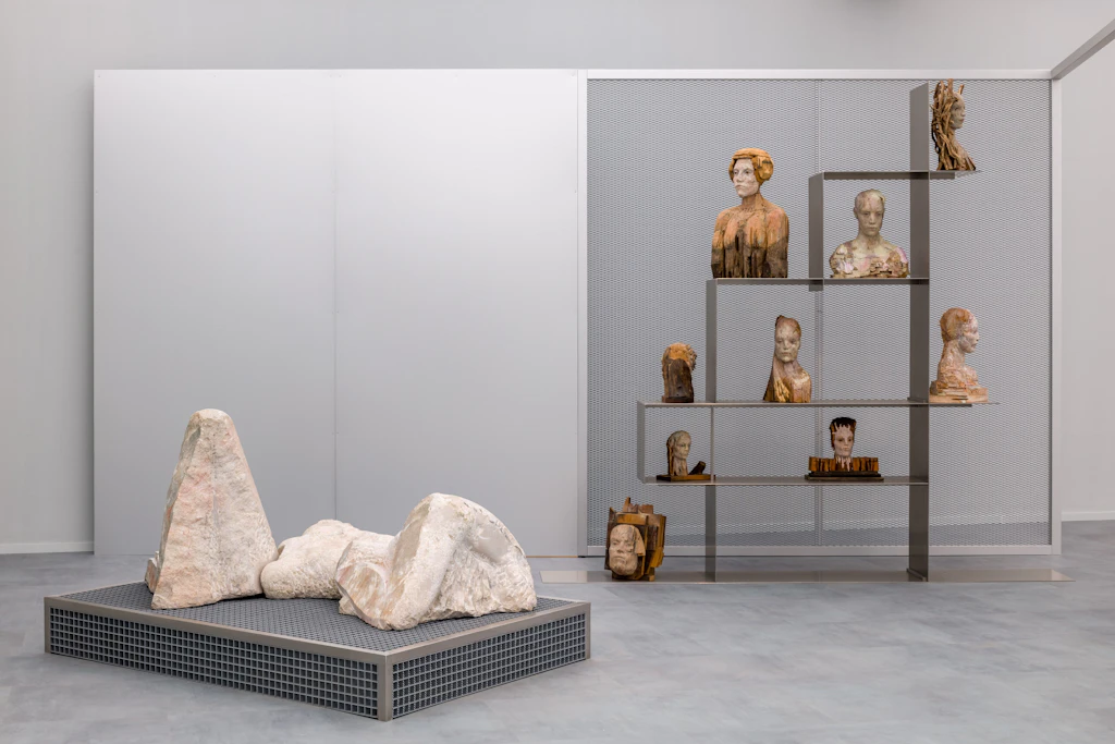 Skulpturen von Laura Eckert aus Marmor, Holz und Gips