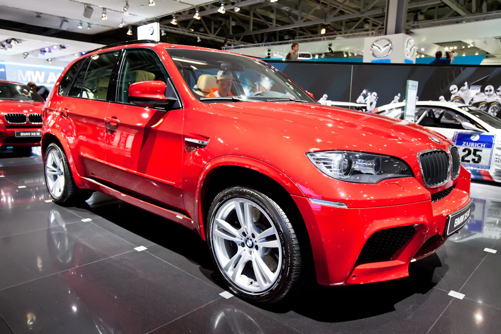 Ein roter BMW X5 M, ausgestellt auf der internationalen Messe „InterAuto“ am 25. August 2010 in Moskau, Russland. Symbolbild.