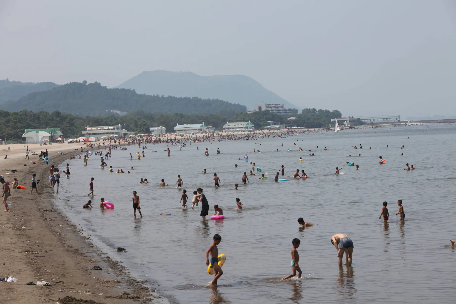 Nordkoreanische Touristen vergnügen sich an der Ostküste ihres Landes.