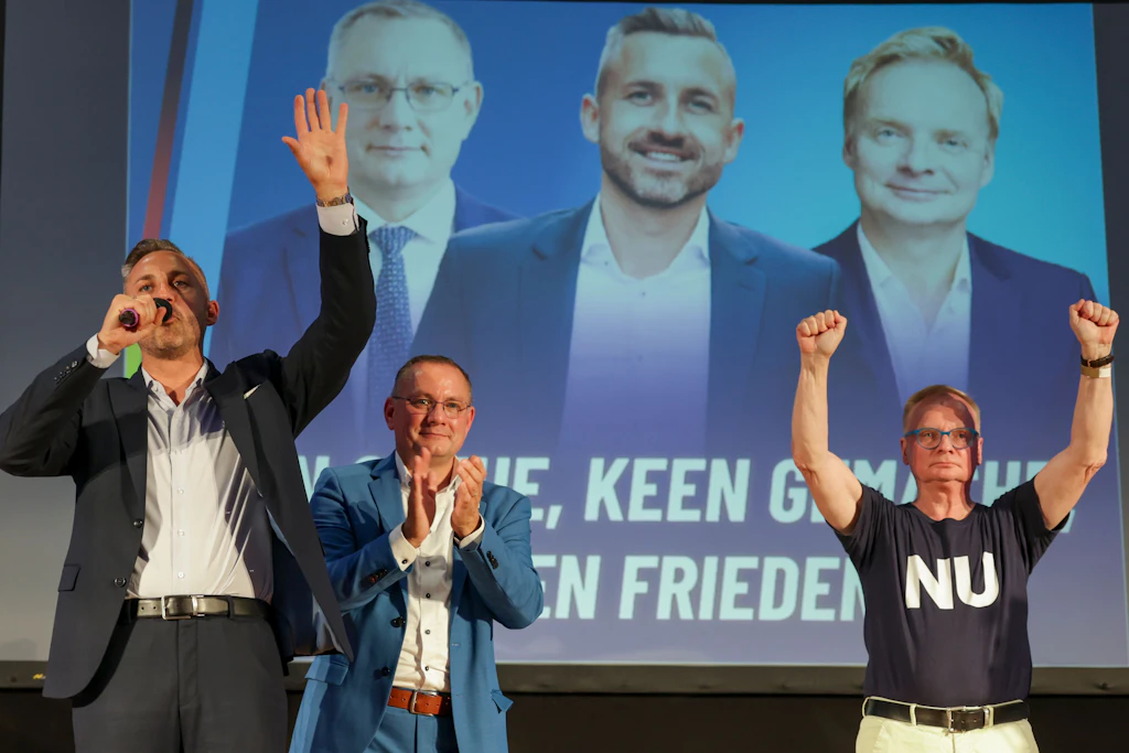 Ulrich Siegmund (l., AfD), Spitzenkandidat zur Landtagswahl am 6. September, AfD-Bundesvorsitzender Tino Chrupalla und Kabarettist Uwe Steimle stehen bei einer Veranstaltung der AfD Sachsen-Anhalt auf der Bühne.