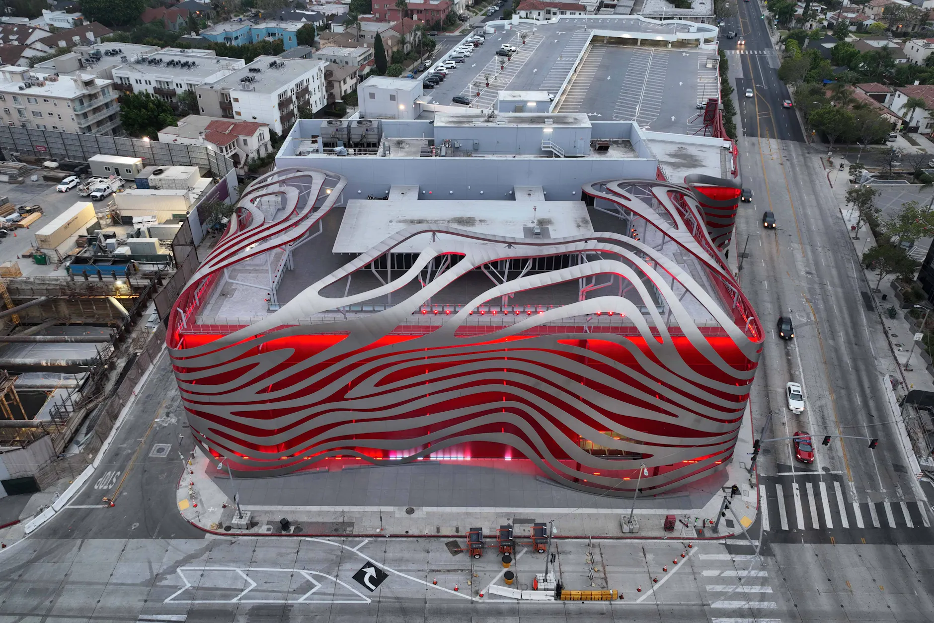 Das Petersen Automotive Museum In Los Angeles. Hier steht auch der Trabant von US-Star Tom Hanks. Das Gebäude war einmal ein Einkaufszentrum.