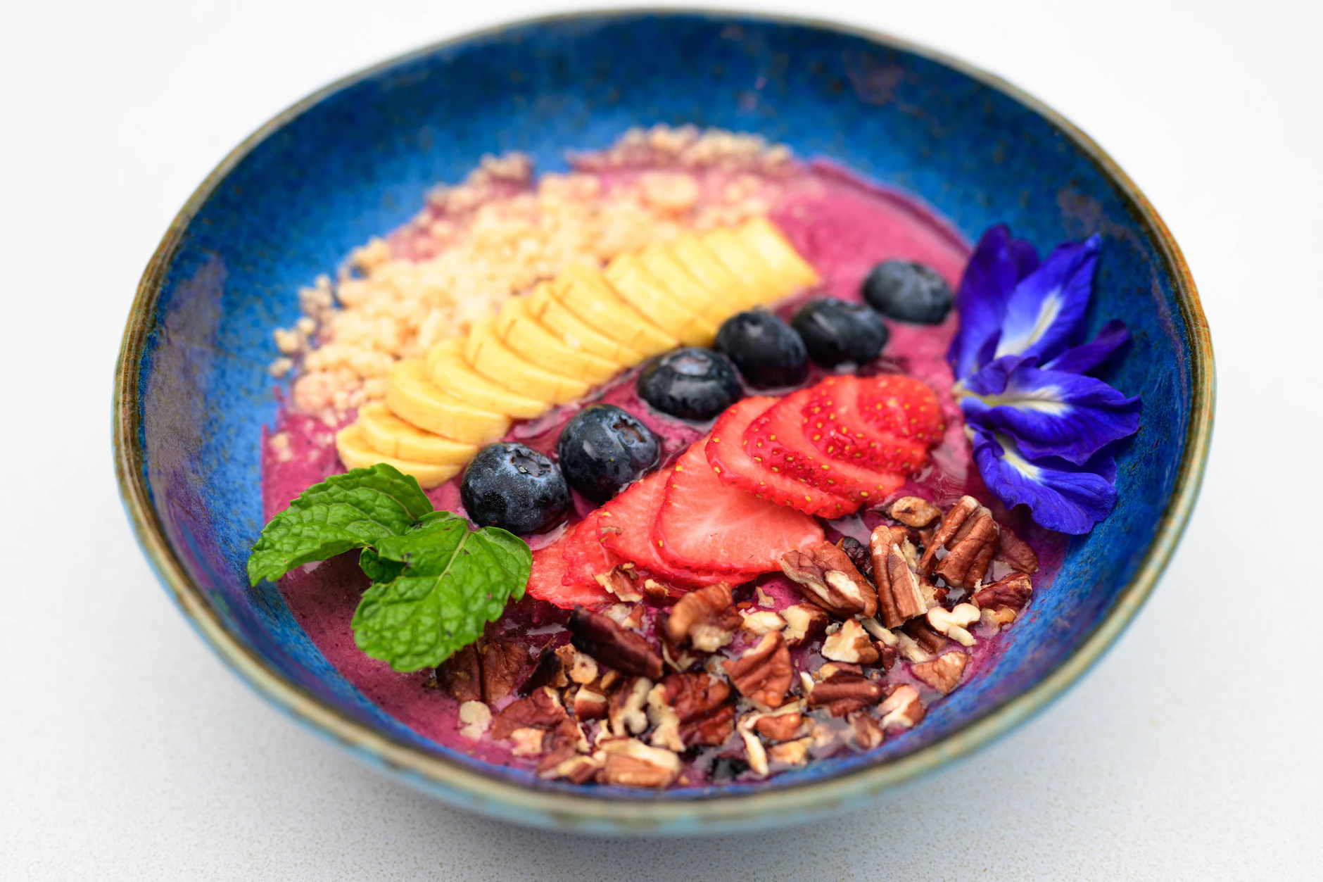Wer sich eine Smoothie-Bowl oder Ähnliches zu Hause zubereiten will, sollte TK-Obst vorher abkochen.