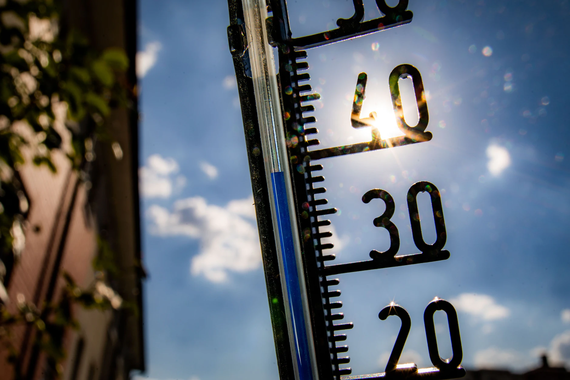 Die Temperaturen steigen und steigen: Über die kommenden Tage soll die 40-Grad-Marke in einigen Regionen in Deutschland wieder geknackt werden.