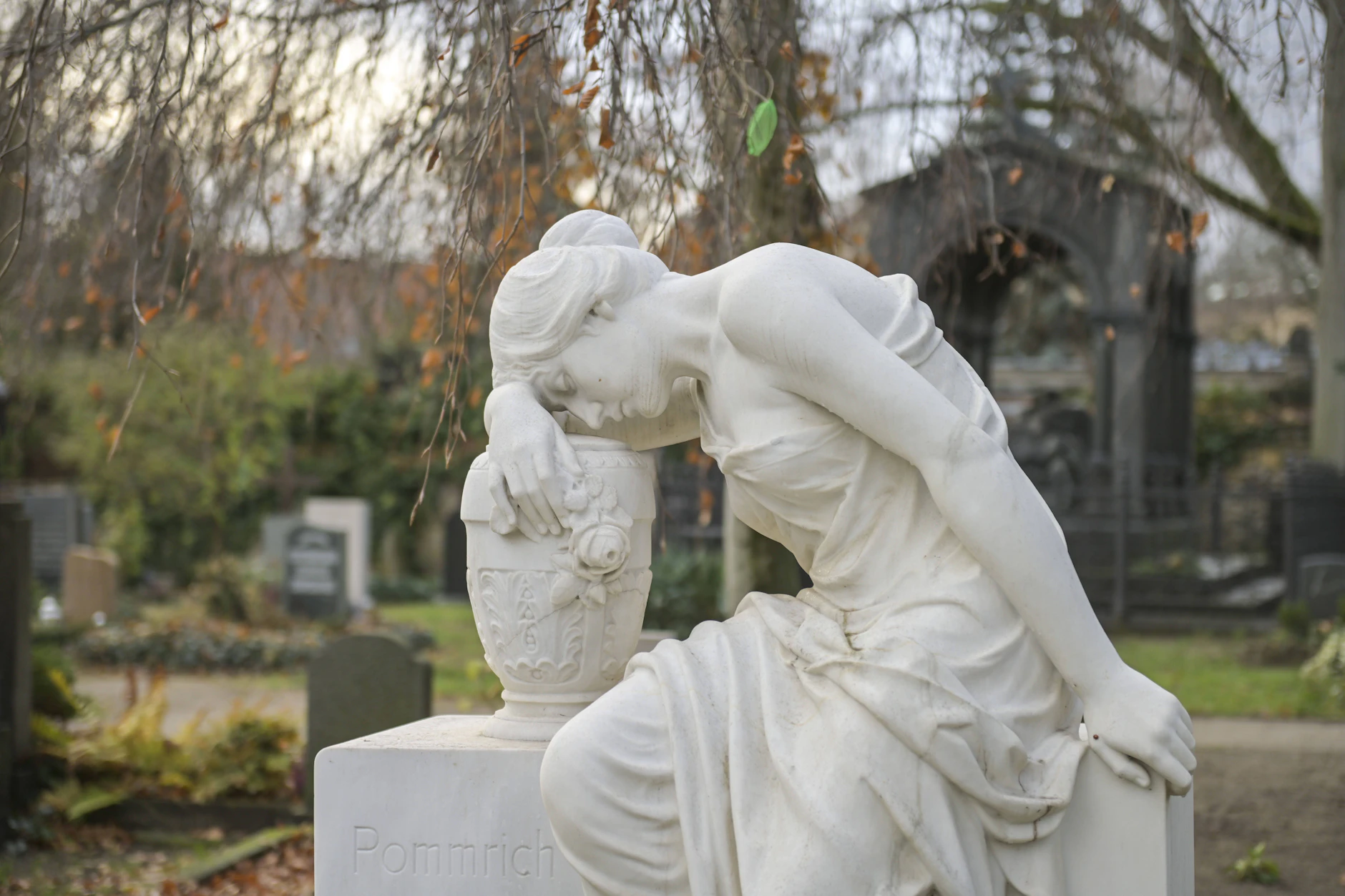 Figur auf dem Französischer Friedhof in Berlin Mitte. In der Hauptstadt ist eine Reerdigung noch nicht zugelassen.