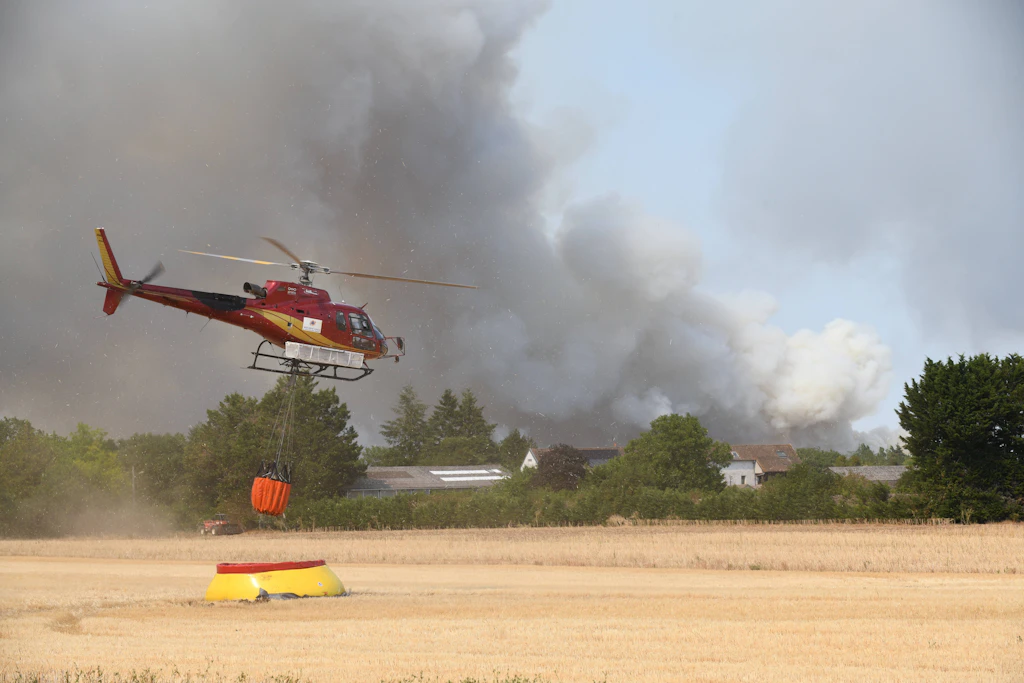 Einsatzkräfte bekämpfen den Waldbrand im Wald von Fontainebleau.