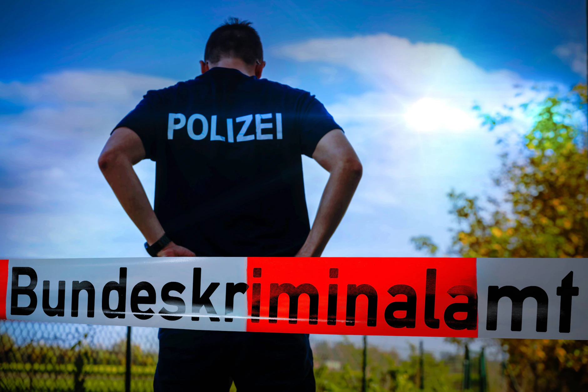 Ein BKA-Beamter steht an einem Tatort. (Symbolbild)