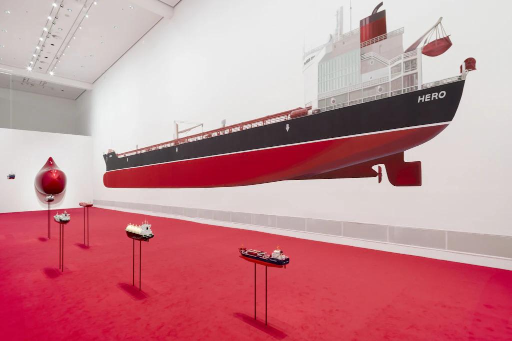 Rot wie Blut in der Sonderausstellungshalle der Berlinischen Galerie: Monira Al Qadiris „Hero“-Tanker