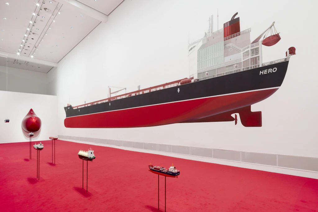 Rot wie Blut in der Sonderausstellungshalle der Berlinischen Galerie: Monira Al Qadiris „Hero“-Tanker