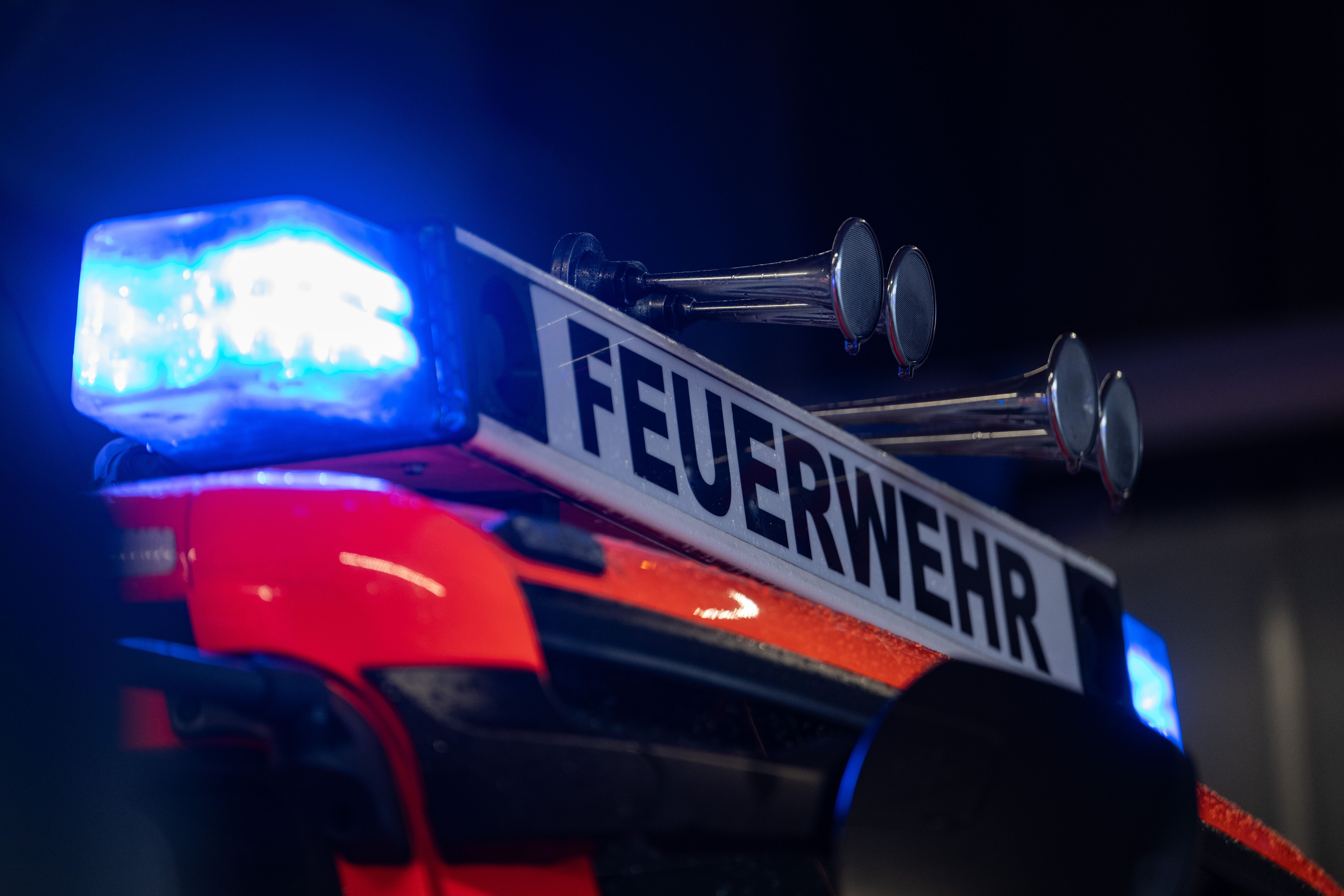 Großbrand bedroht Wald im Erzgebirge: Bungalow brennt auf Wochenendgrundstück