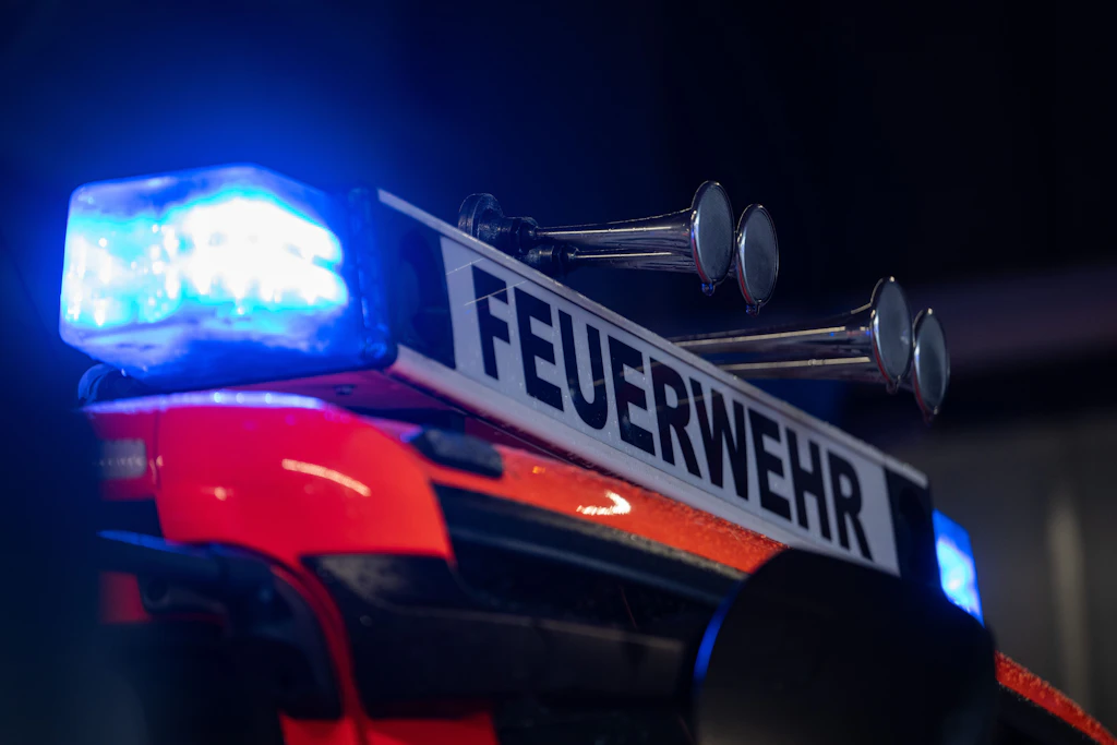 Die Feuerwehr verhinderte in der Nacht zum Montag in Oelsnitz im Erzgebirge einen Waldbrand. (Symbolbild)