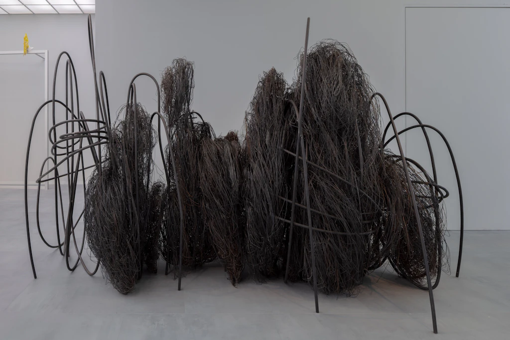 Ausstellungsansicht mit Skulptur aus schwarzgeglühtem Draht von Enne Haehnle