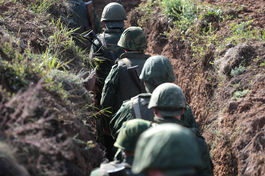 Immer mehr Soldaten verweigern den Dienst oder fehlen an der Front. Russland reagiert mit Fahndungen, die Ukraine mit Zwangsrekrutierungen.