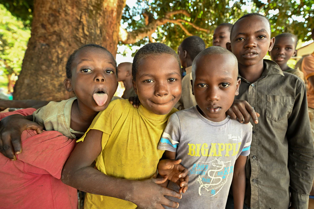 Kinder posieren in Dodoma, der Hauptstadt der Republik Tansania, für ein Foto.
