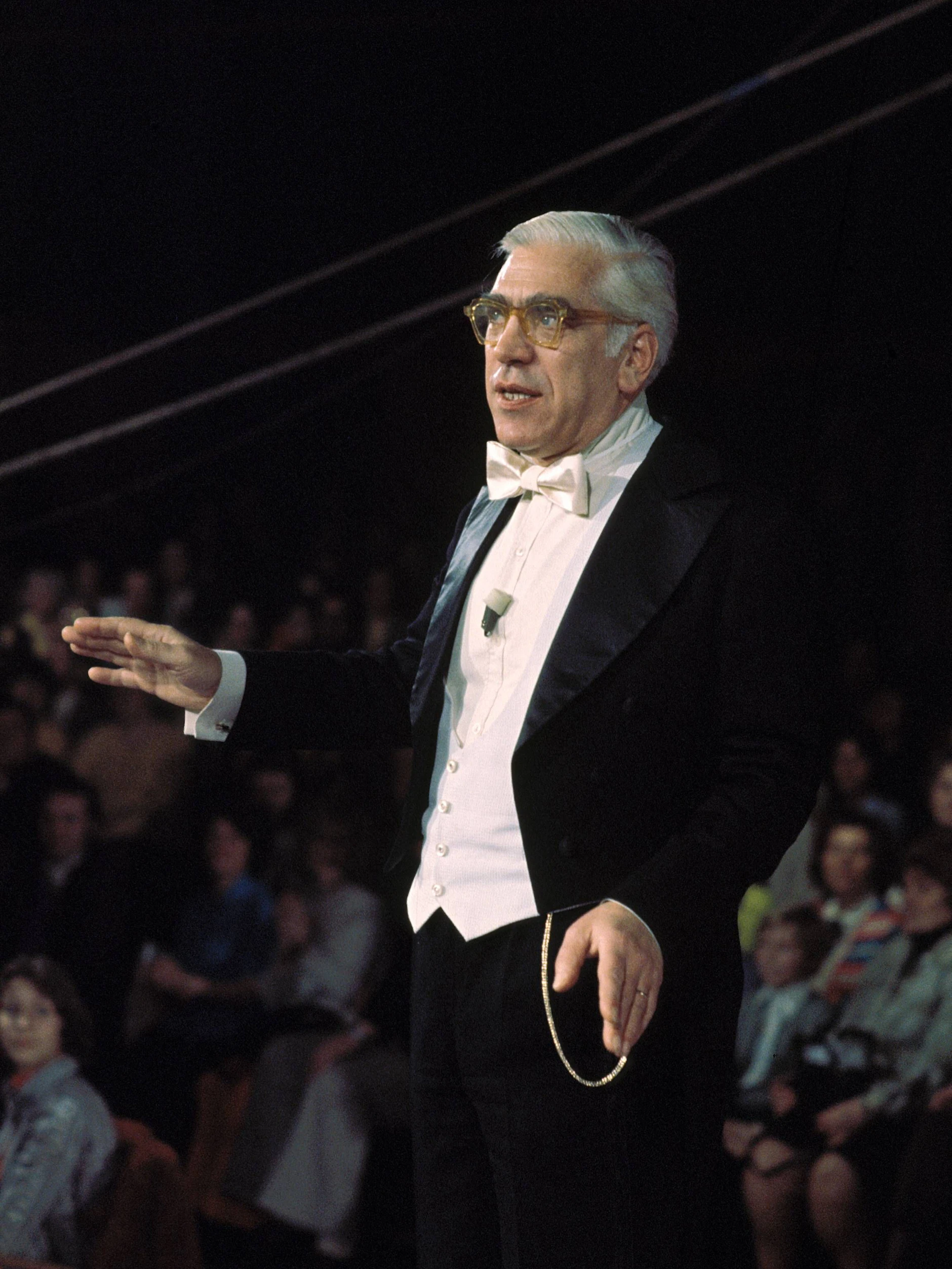 Es gab ihn nicht nur in der Rumpelkammer: Willi Schwabe in der Manege bei einer Zirkus-Show mit Prominenten im Jahr 1976.