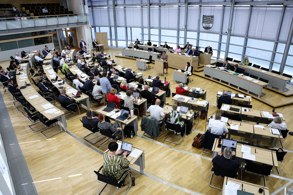 Der Landtag von Sachsen-Anhalt in Magdeburg: Hier sitzen laut Auswertung die wenigsten Akademiker aller Länderparlamente.