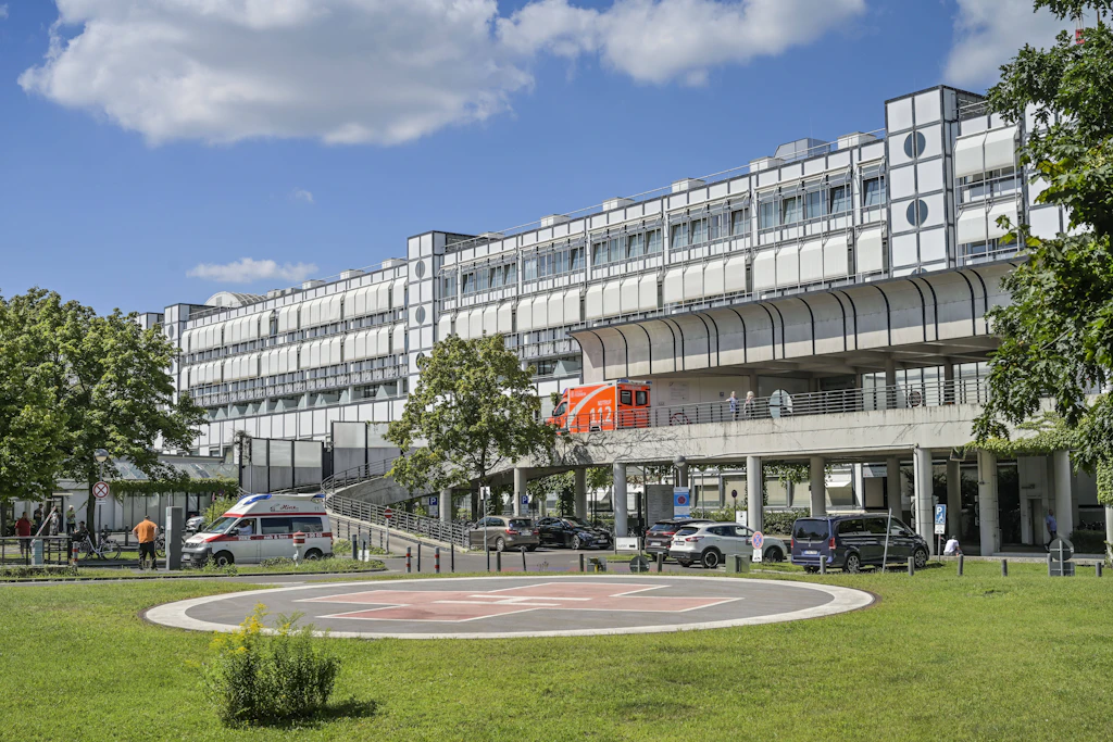Das Vivantes-Klinikum Neukölln: Eltern des verstorbenen Noah (2) klagen gegen den kommunalen Krankenhauskonzern.