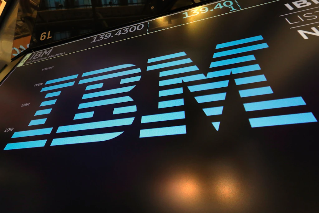 Das IBM-Logo ist über einem Handelsposten auf dem Parkett der Börse zu sehen.