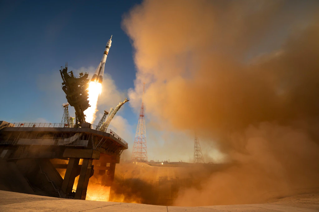 Eine Sojus-Rakete startet vom Kosmodrom Baikonur. Die Raketen werden auch zum Aufbau des Rassvet-Netzes eingesetzt.