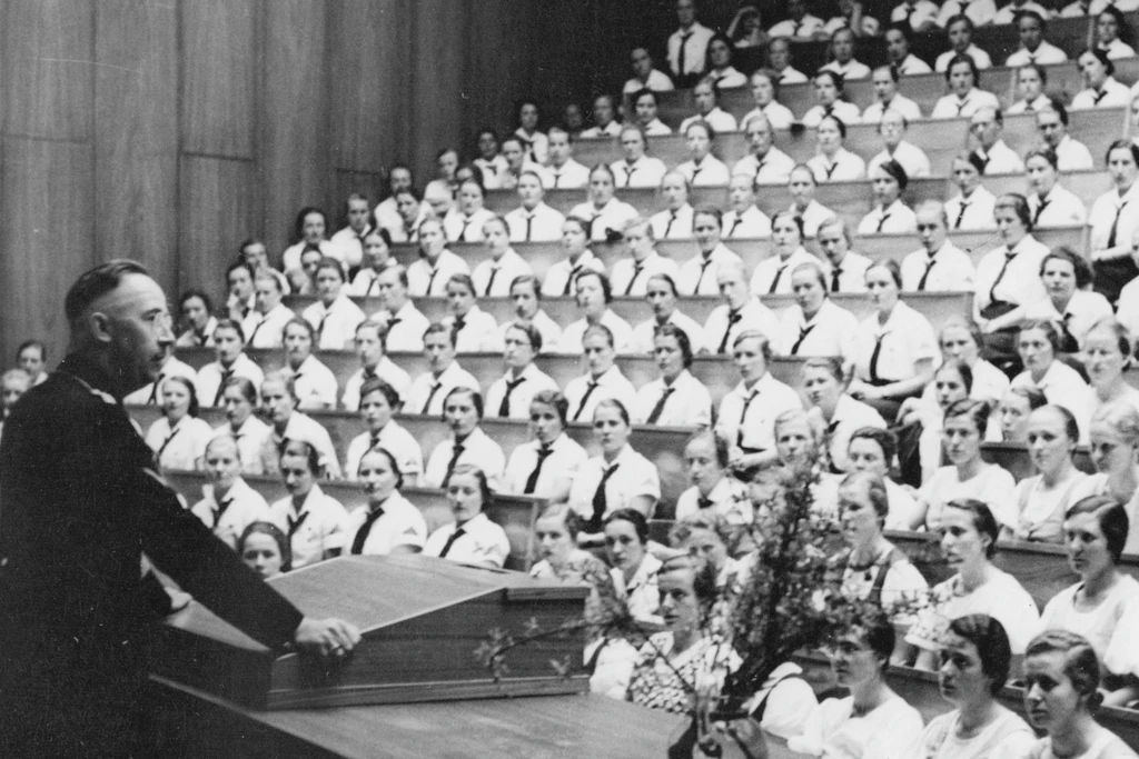 Der Schlimmste von allen: Heinrich Himmler spricht in einer Aula zu Mädchen, die in der Hitlerjugend organisiert waren.