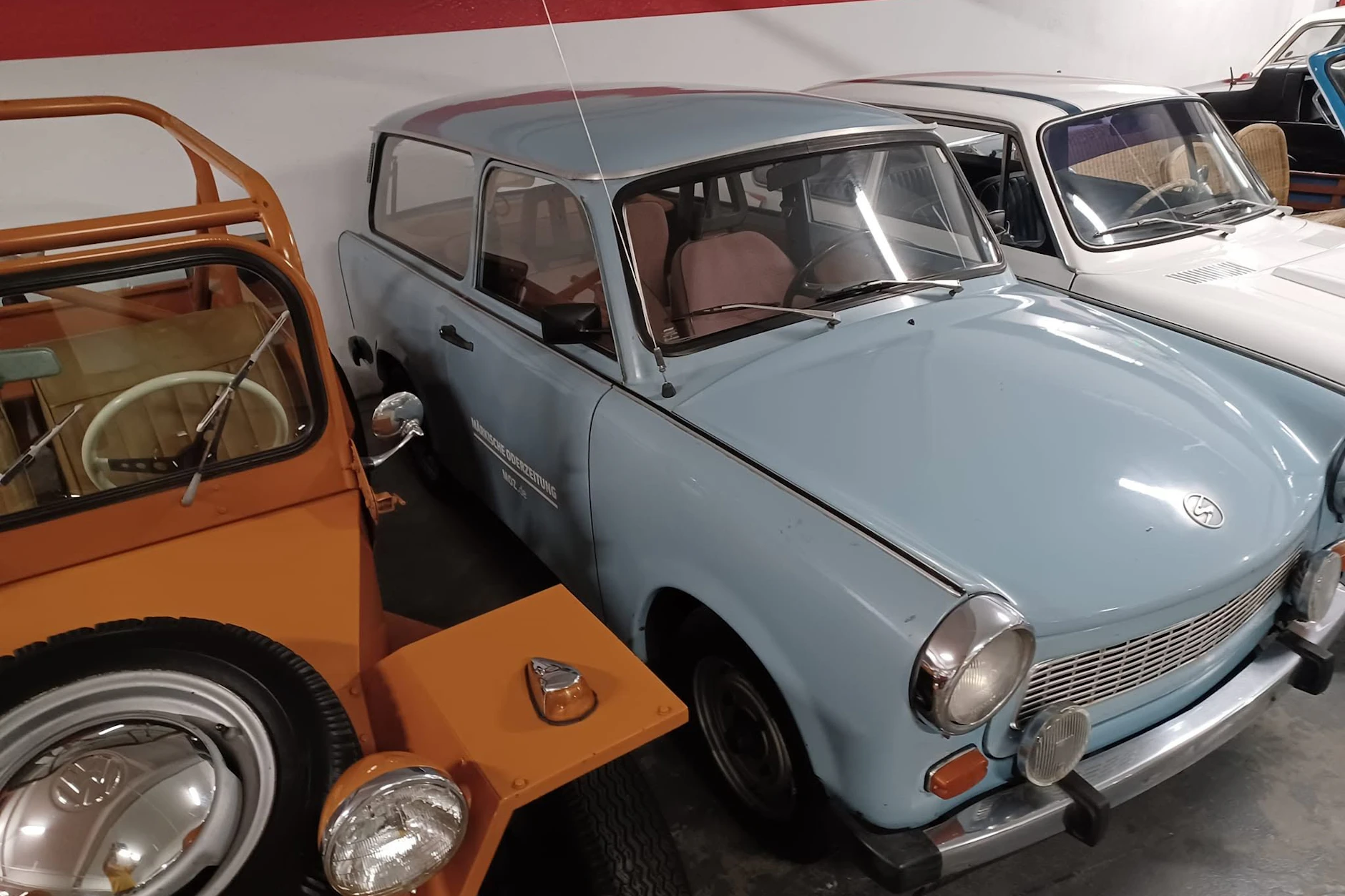 Der Trabant von Tom Hanks im Petersen Automotive Museum in Los Angeles, aufgenommen von einem Museumsbesucher (2024): Eingekeilt zwischen einem Beach-Auto und einem anderen Oldtimer steht er da. Man könnte meinen, der Trabi des US-Stars wurde irgendwo in einer Tiefgarage abgestellt.