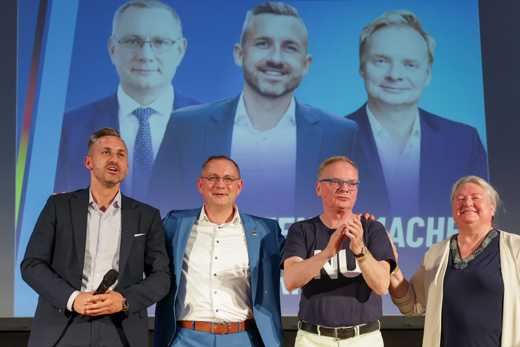 V.l.n.r.: Ulrich Siegmund, Tino Chrupalla, Uwe Steimle und Antje Hermenau bei einer Veranstaltung der AfD Sachsen-Anhalt.