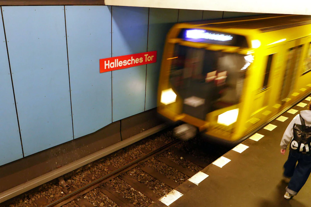 Der U-Bahnhof Hallesches Tor in Berlin-Kreuzberg