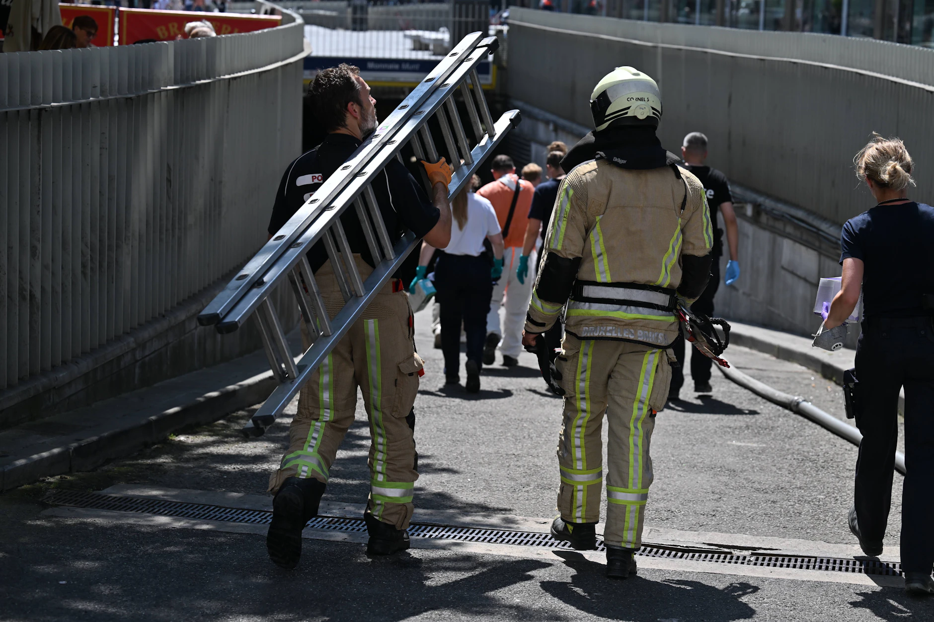 Einsatzkräfte auf dem Weg in das Gebäude in der Innenstadt von Brüssel.