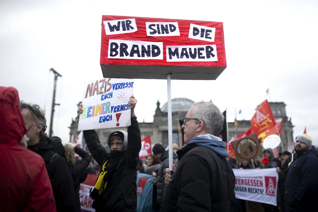 Auf einer „Demo gegen Rechts“ verstehen sich die Demonstranten als leibhaftige Brandmauer.
