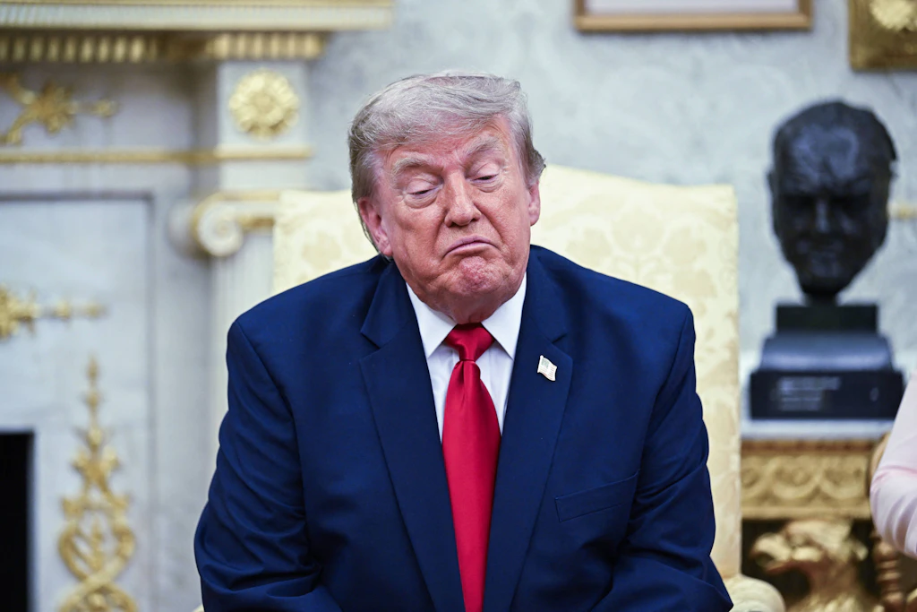 Donald Trump spricht während seines Treffens mit dem irakischen Ministerpräsidenten Ali al-Zaidi im Oval Office.