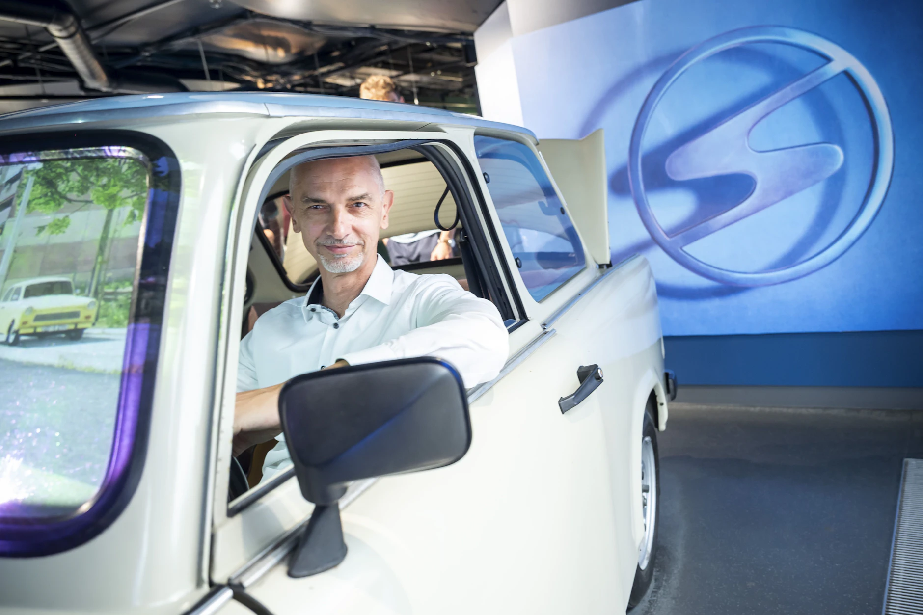 Gordon von Godin im Trabi, ein Besuchermagnet im Museum. Sein erstes eigenes Auto war ein Westauto, ein Mazda 323.