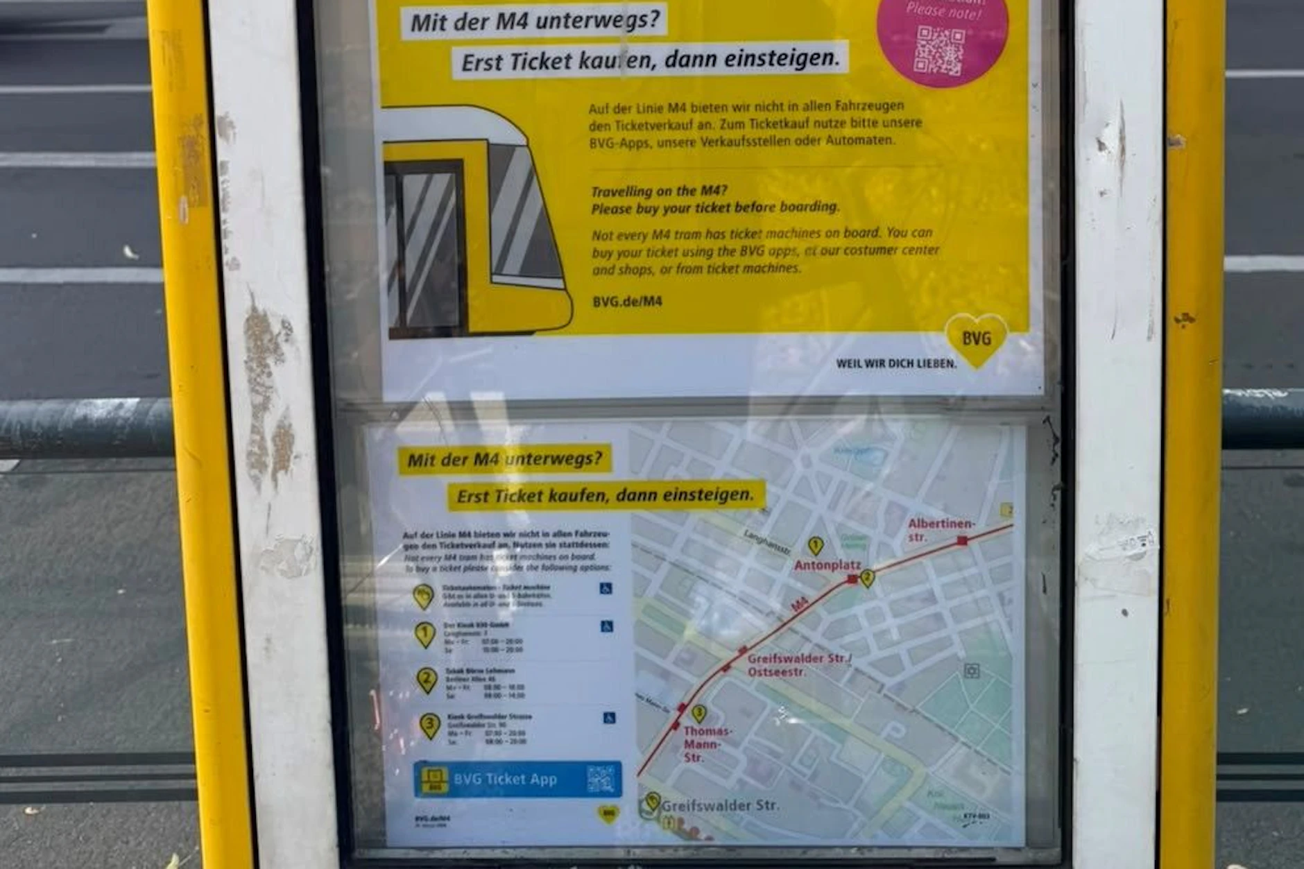 Die BVG hat jetzt Haltestellen entlang der M4 mit Info-Zetteln versehen, auf denen Fahrgäste als Alternative aufgefordert werden, ihre Tickets in Kiosken oder U- und S-Bahnhöfen zu erwerben – hier an der Greifswalder Straße.