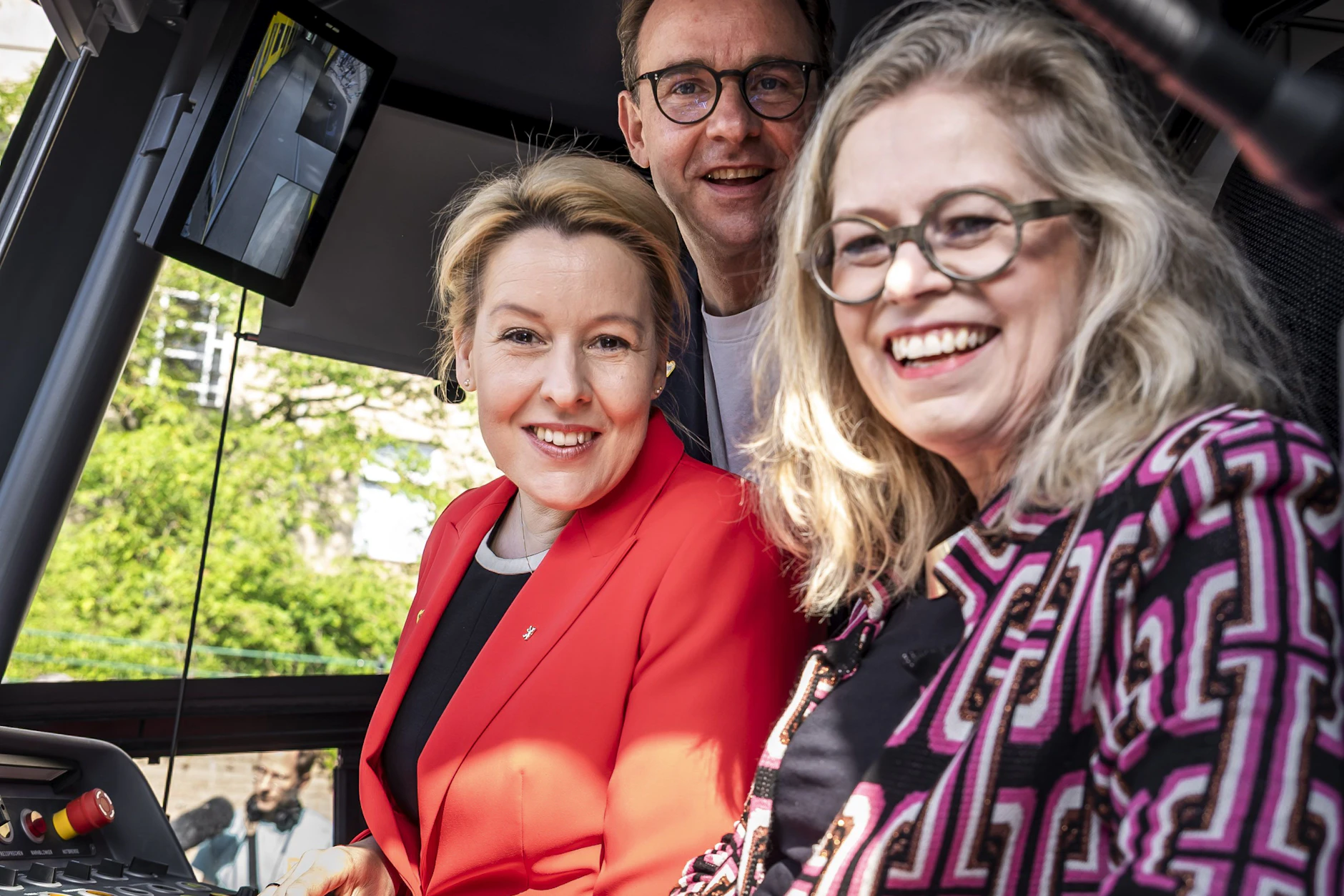 Sie freuen sich über die neue XXL-Straßenbahn der BVG: Wirtschaftssenatorin Franziska Giffey, Verkehrssenatorin Ute Bonde und BVG-Chef Henrik Falk.