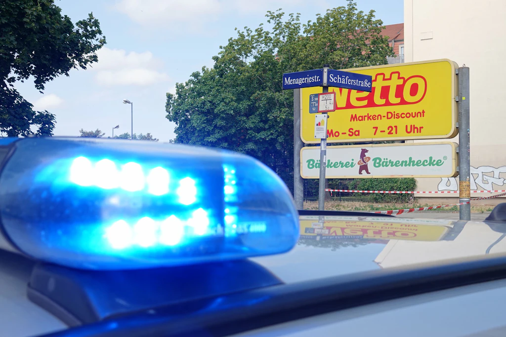 Die Polizei umstellte den Supermarkt in Dresden