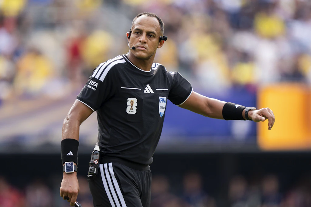 Ismail Elfath: Der US-amerikanische Referee leitet das zweite Halbfinale zwischen England und Argentinien.