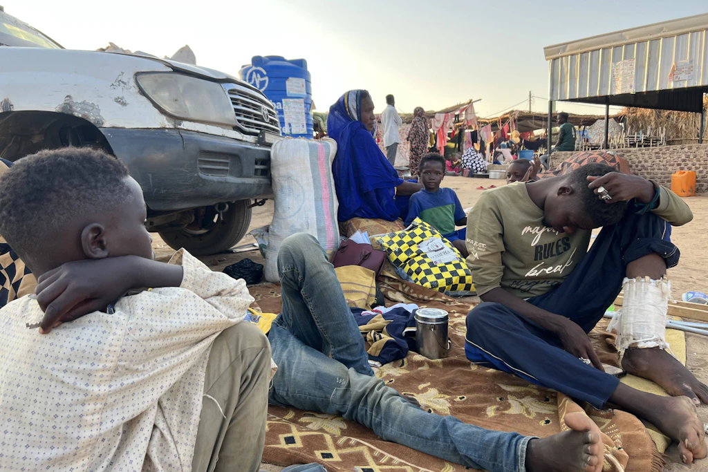 Von der RSF vertriebene Menschen aus El-Fasher in Al-Dabbah im Norden des Sudan