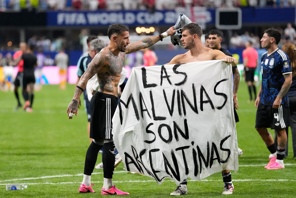 Politische Botschaft: Argentiniens Spieler zeigen nach Sieg gegen England Malvinas-Banner