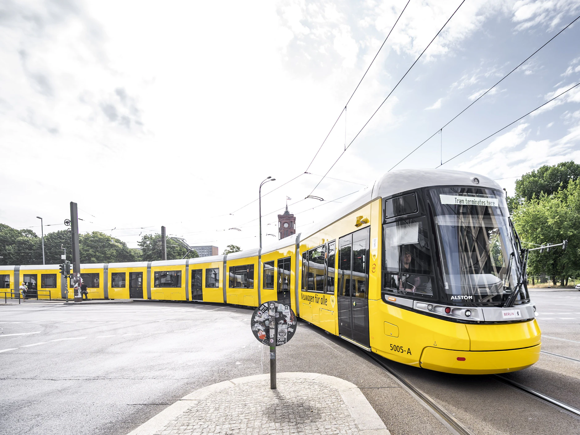 Das ist Berlins neue Super-Straßenbahn, die jetzt durch den Ostteil fährt. Der Urbanliner ist 50 Meter lang und hat Platz für 300 Passagiere. Nur eins hat er nicht: einen Fahrkartenautomaten