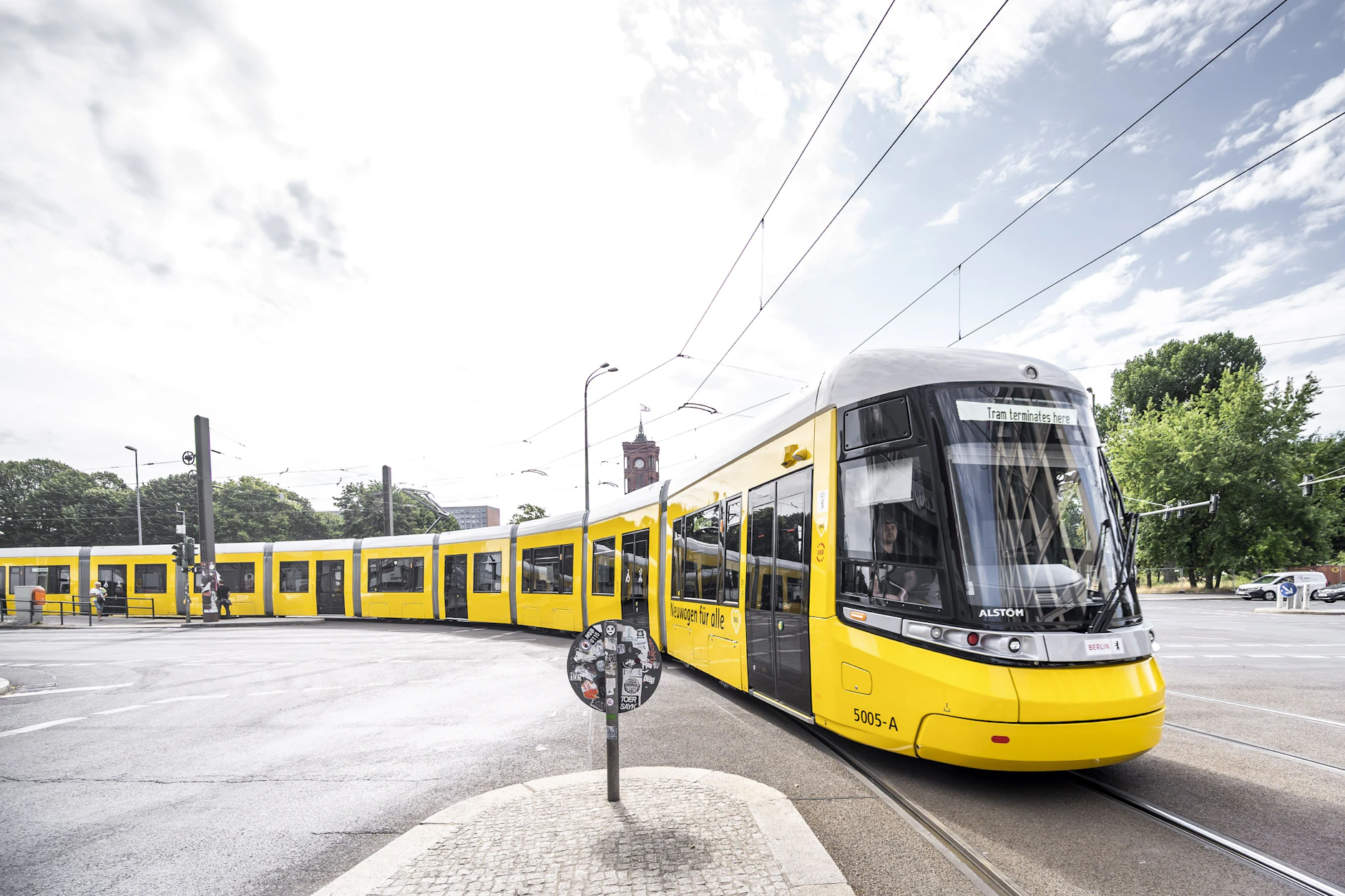 Das ist Berlins neue Super-Straßenbahn, die jetzt durch den Ostteil fährt. Der Urbanliner ist 50 Meter lang und hat Platz für 300 Passagiere. Nur eins hat er nicht: einen Fahrkartenautomaten.