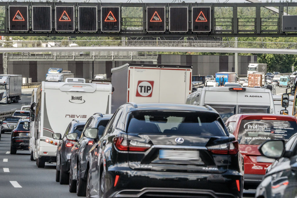 Stau auf der A3 in Richtung Würzburg am 9. Juli 2026. Mit dem Ferienstart wird es hier gerne voll.