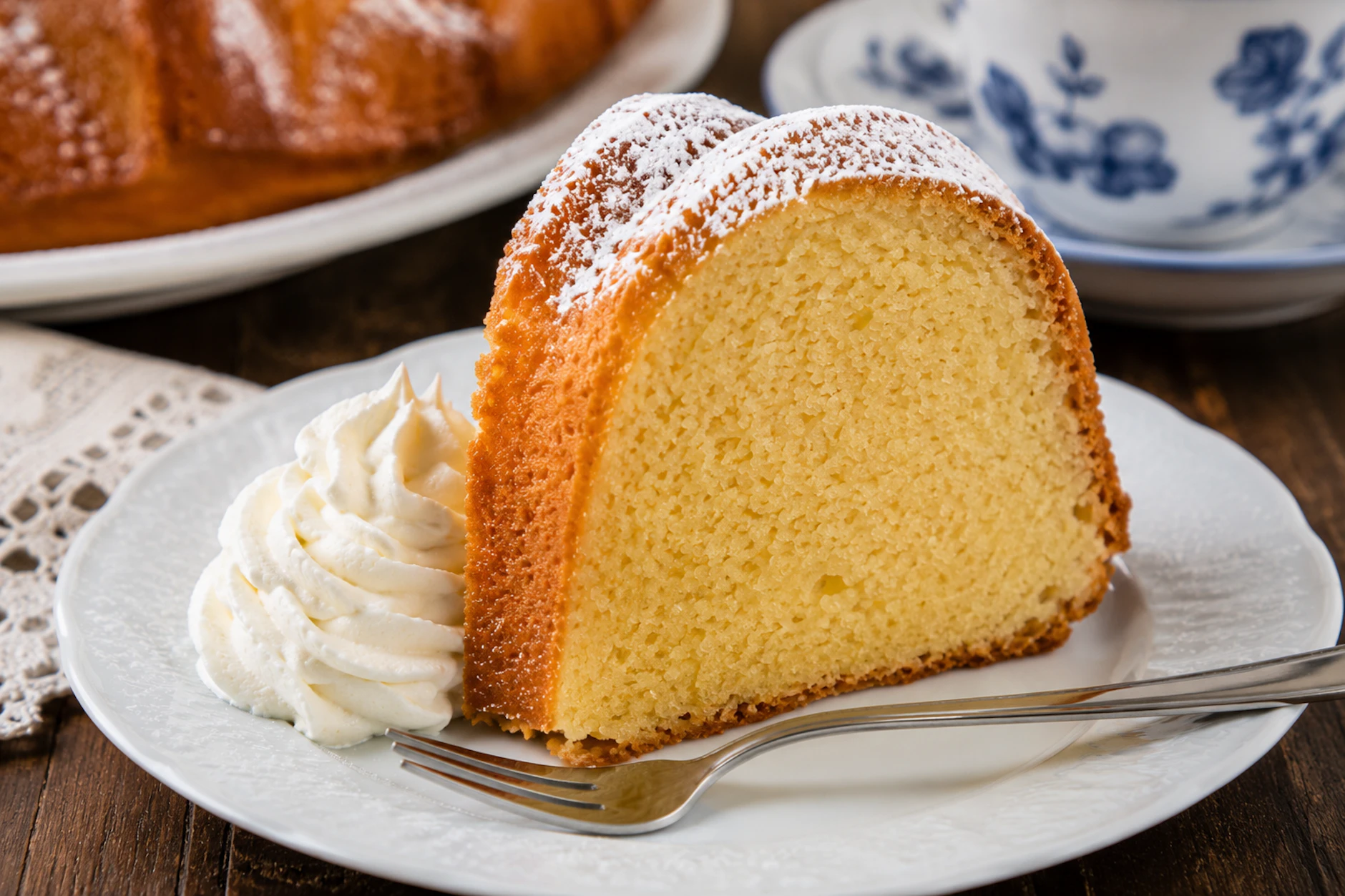 Mit einem Klecks frisch aufgeschlagener Sahne schmeckt der Naptkuchen gleich noch etwas besser.