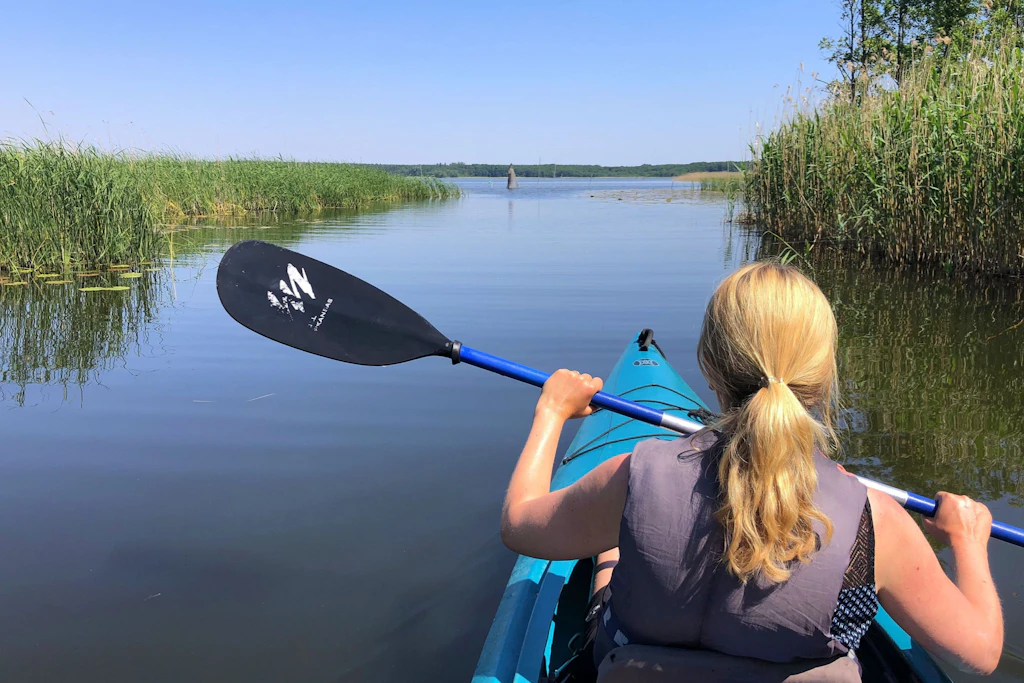 Mit dem Kanu über die 1.000 Seen der Müritz  Mecklenburgischen Seenplatte zu paddeln, ist auch heute noch ein schönes Erlebnis.