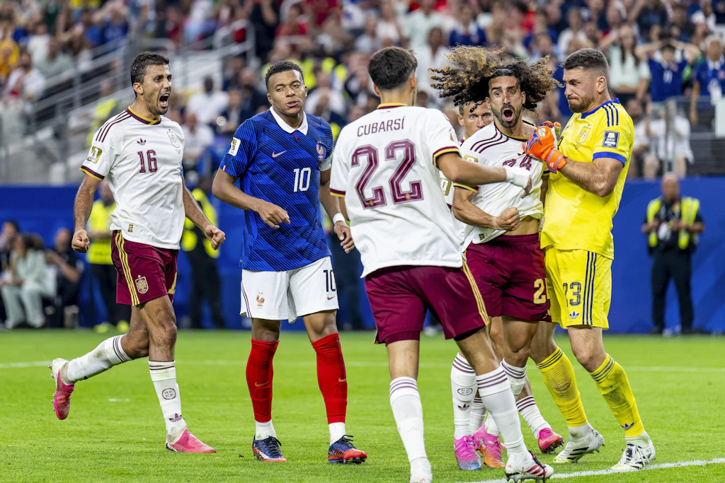 Die Spanier jubeln, für Kylian Mbappé (Nummer 10) und seine Franzosen bleibt nach der Niederlage im Halbfinale nur noch das Spiel um Platz drei.