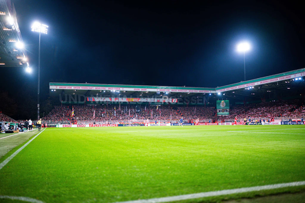 In der Alten Försterei wird der dritte Bundesliga-Spieltag mit der Partie des 1. FC Union Berlin gegen Schalke 04 eröffnet.
