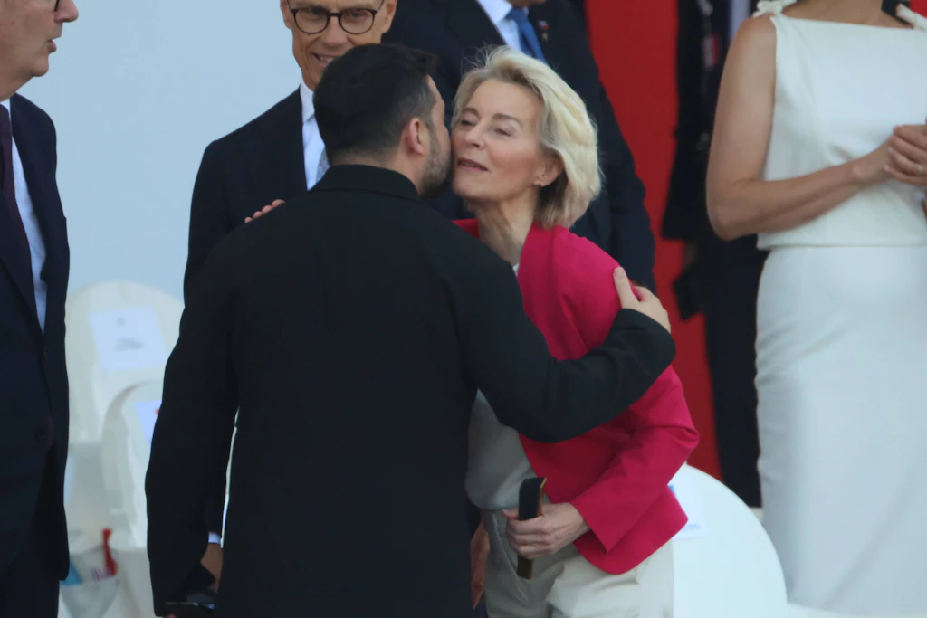 Ursula von der Leyen und Wolodymyr Selenskyj bei der Militärparade zum französischen Nationalfeiertag in Paris