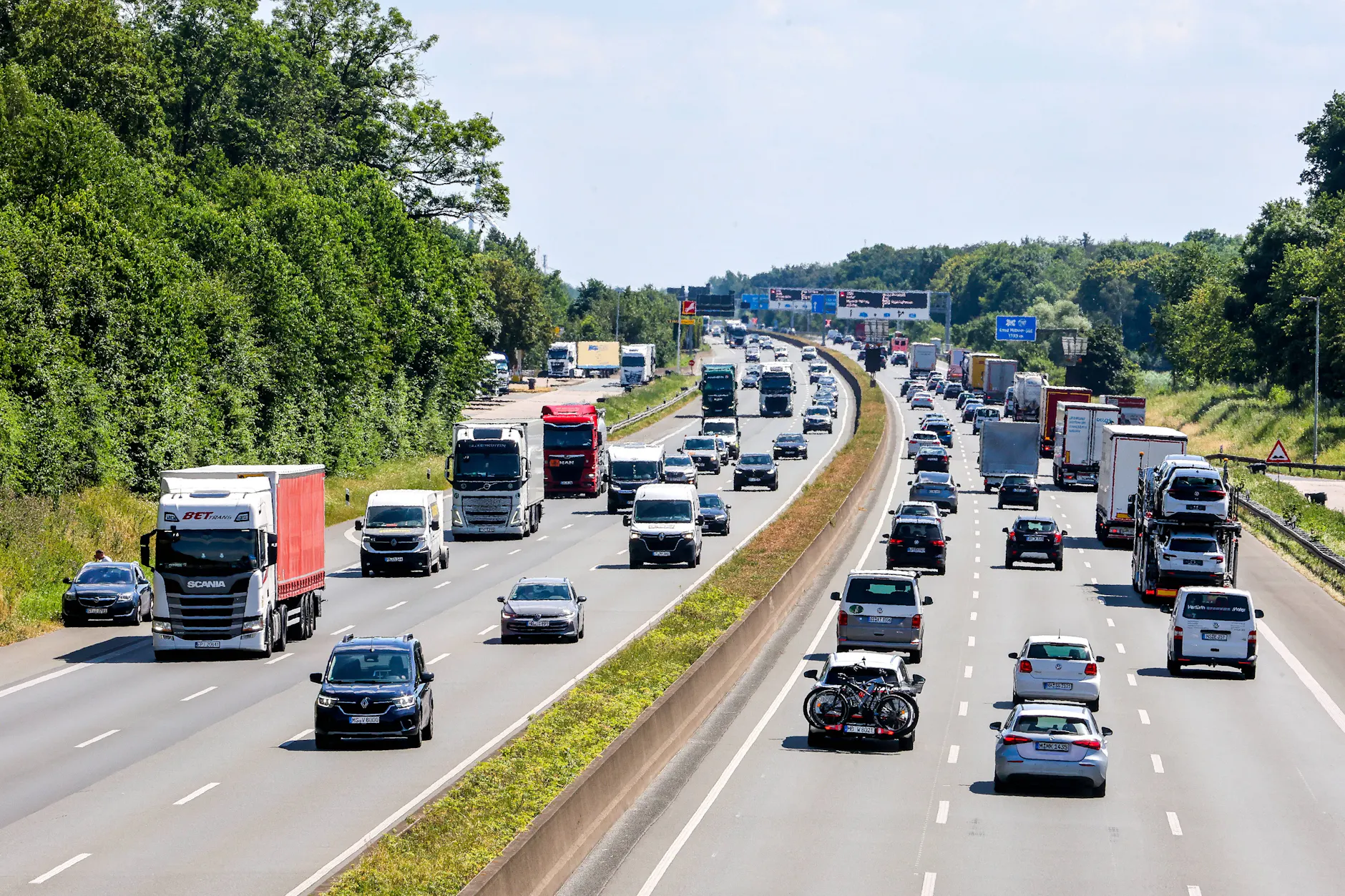Die Autobahn A1 im Bereich der Raststätte Münsterland. Auch auf dieser Strecke gilt seit Anfang des Monats das Sommer-Fahrverbot für Lkw an Wochenenden.