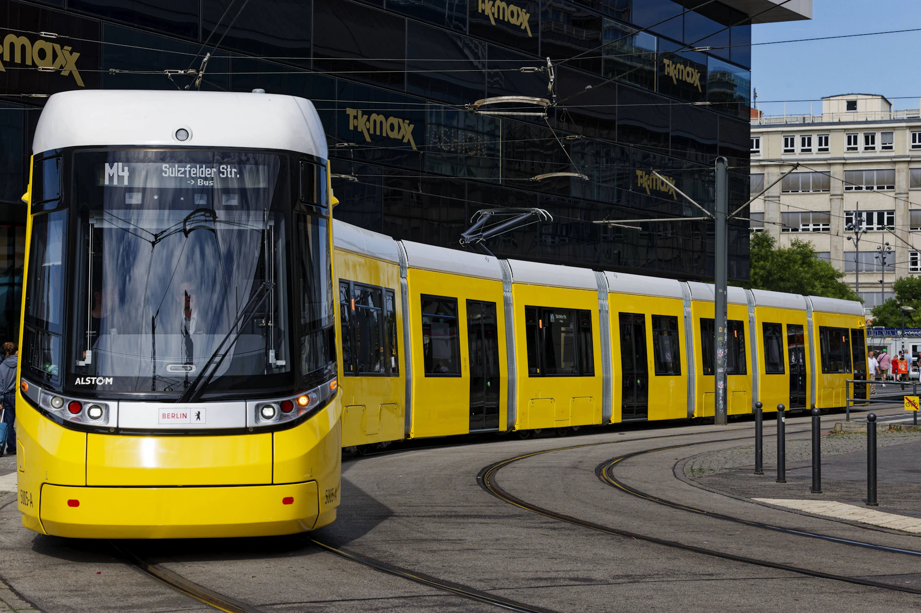 Die neue Superstraßenbahn der BVG in Berlin. Im Innern gibt es noch den guten alten Fahrkartenentwerter? Aber einen Ticketautomaten gibt es nicht, auch keine Ladestationen für Handys, auf denen Fahrgäste ihr Online-Ticket haben.