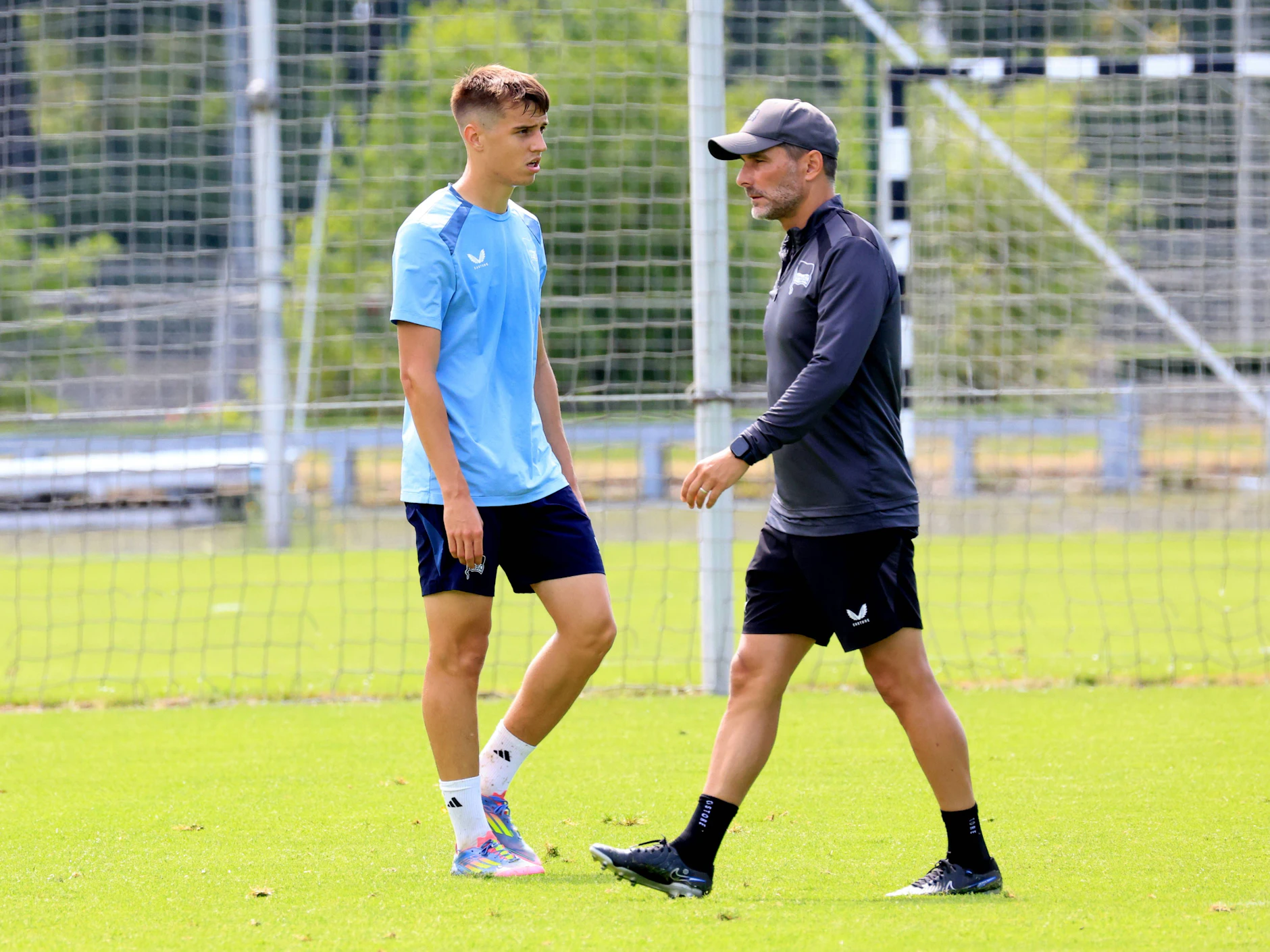 Hertha-Trainer Stefan Leitl holte Filip Brekalo am Mittwoch zum Profi-Training.